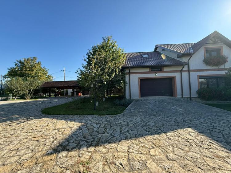 Casă individuală cu 10 camere cu Canalizare în Roman