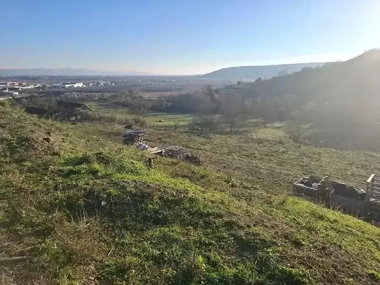 Teren de 9300 mp, în Central