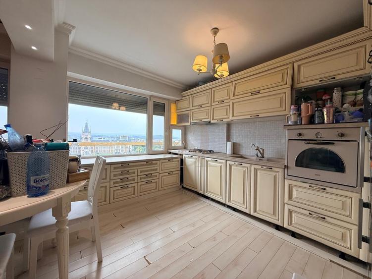 Apartament cu 4 camere decomandat în Centru Civic