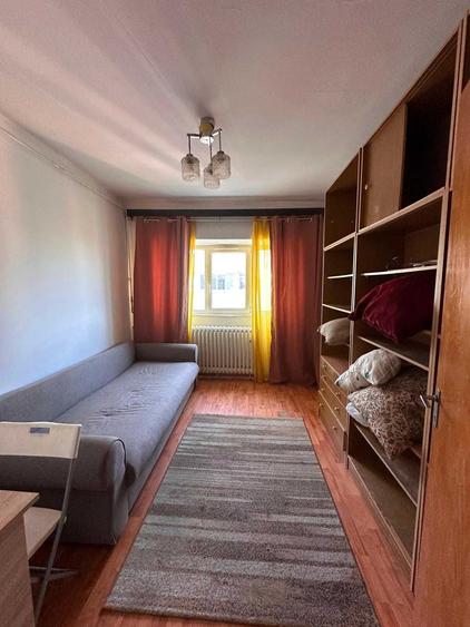 Apartament cu 4 camere decomandat în Tei