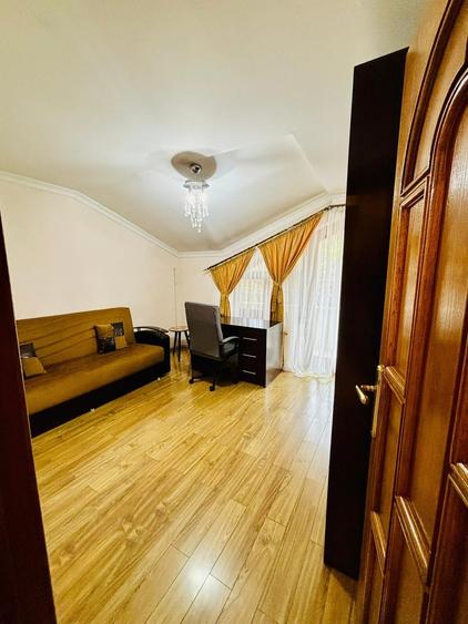 Apartament cu 4 camere decomandat în Trocadero