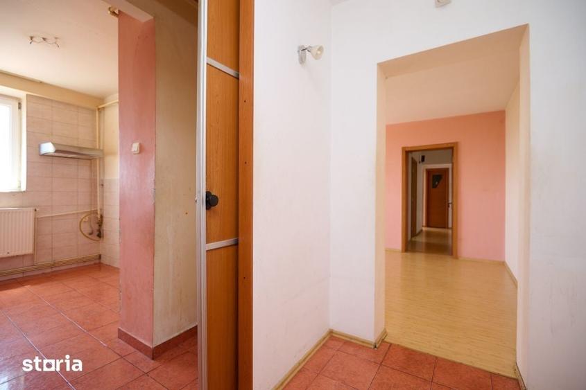 Apartament cu 4 camere semidecomandat în Craiovei