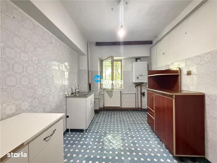 Apartament cu 3 camere decomandat în Podul de Fier