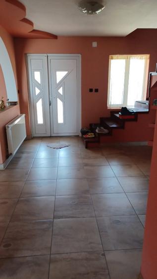 Casă cu 5 camere cu Teren 1600 Mp în Nădab
