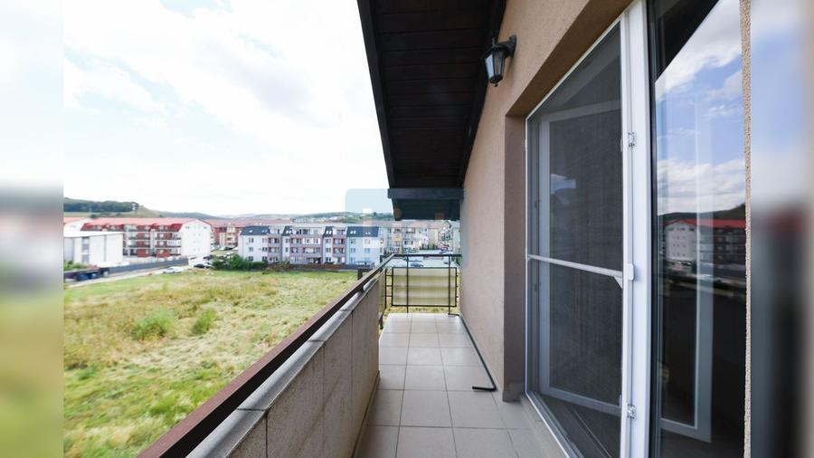 Apartament cu 3 camere semidecomandat în Florești