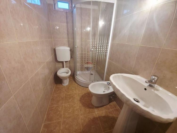 Apartament cu 3 camere decomandat în Săvinești