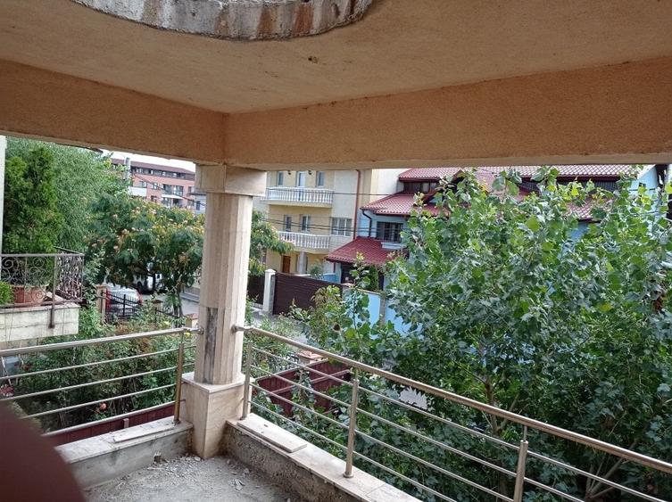 Casă individuală cu 8 camere cu Canalizare în Fundeni