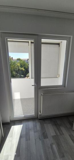 Apartament cu 3 camere semidecomandat în Horea