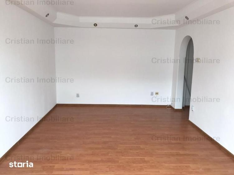 Apartament cu 3 camere decomandat în Obor