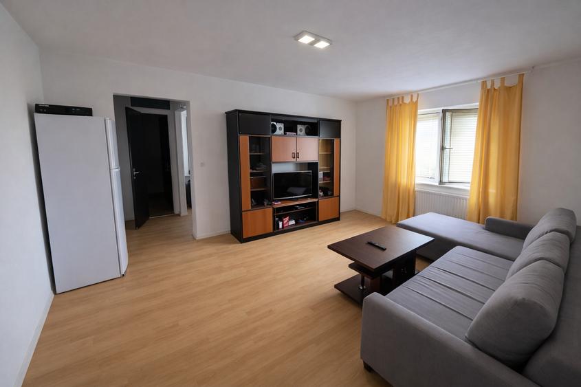 Apartament cu 3 camere semidecomandat, mobilat în P-ța Reșița