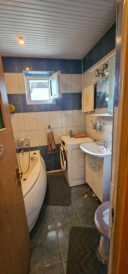 Apartament cu 3 camere decomandat, mobilat în Moinești