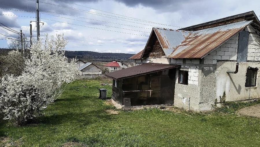 Casă cu Teren 1500 Mp în Izvoarele