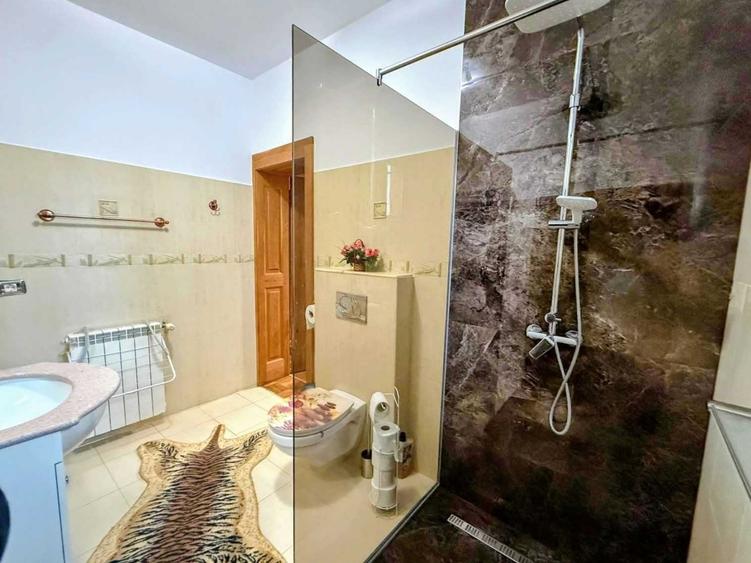 Casă cu 4 camere decomandat în Grădiște