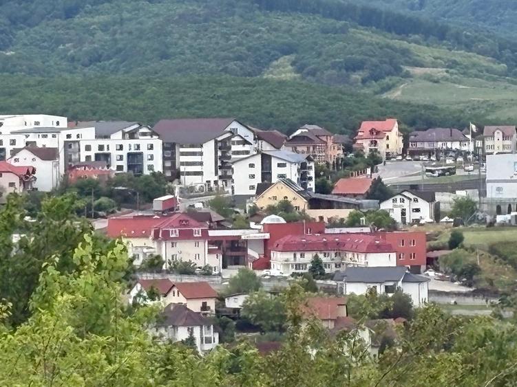 Teren Construcții intravilan de 1500 mp, în Est