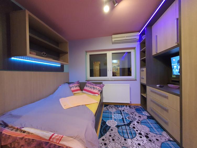Apartament cu 3 camere semidecomandat, mobilat în Complex Studențesc
