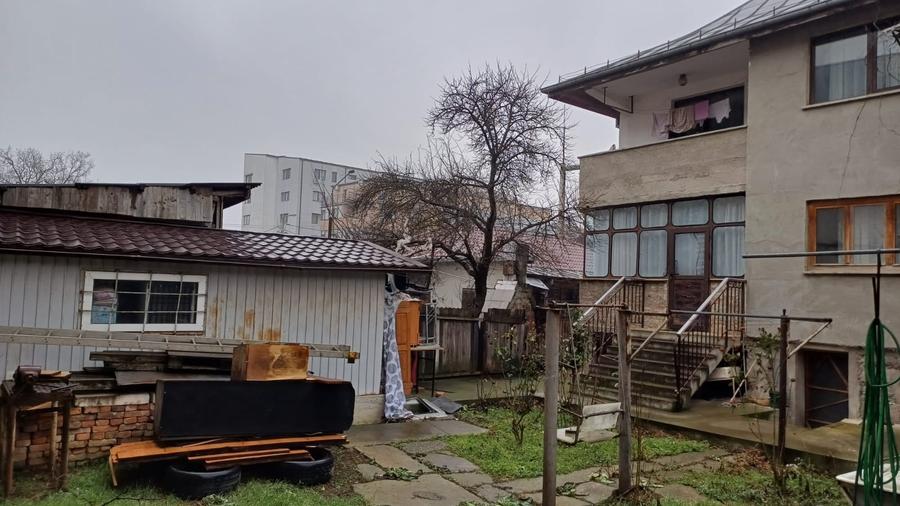Casă individuală cu 8 camere cu Canalizare în Granit