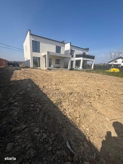 Casă cu 4 camere în Săsar