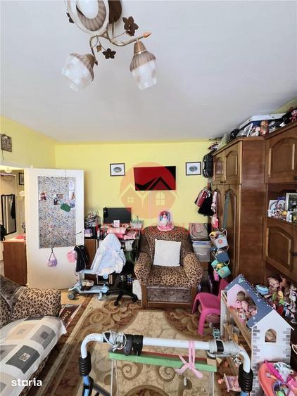 Apartament cu 3 camere decomandat în Est