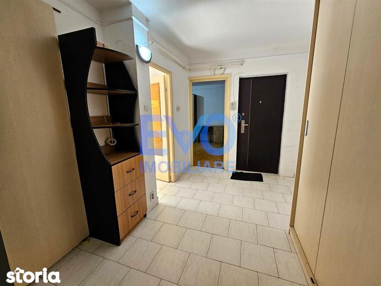 Apartament cu 3 camere decomandat în Nicolina