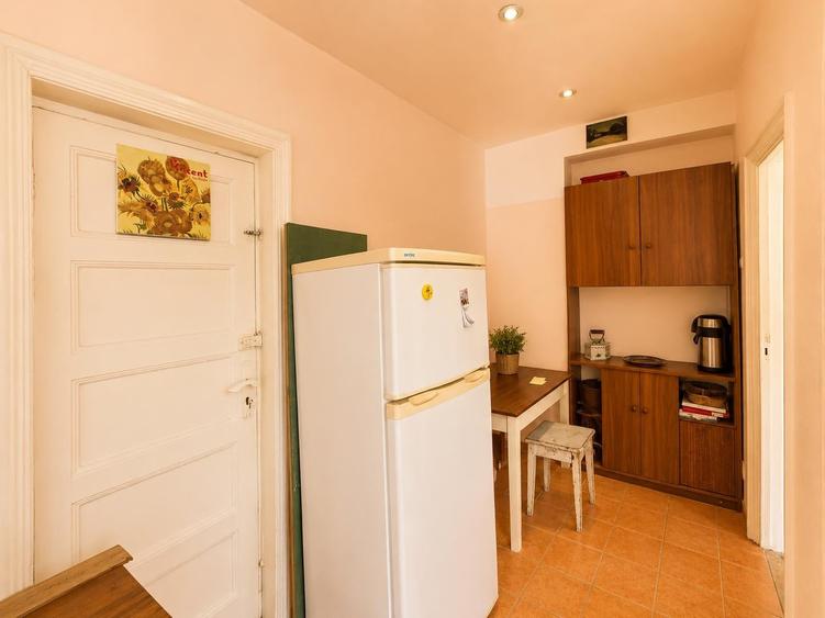 Apartament cu 4 camere semidecomandat în Universitate