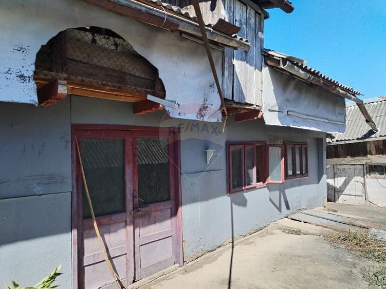 Casă individuală cu 4 camere cu Teren 3370 Mp în Central