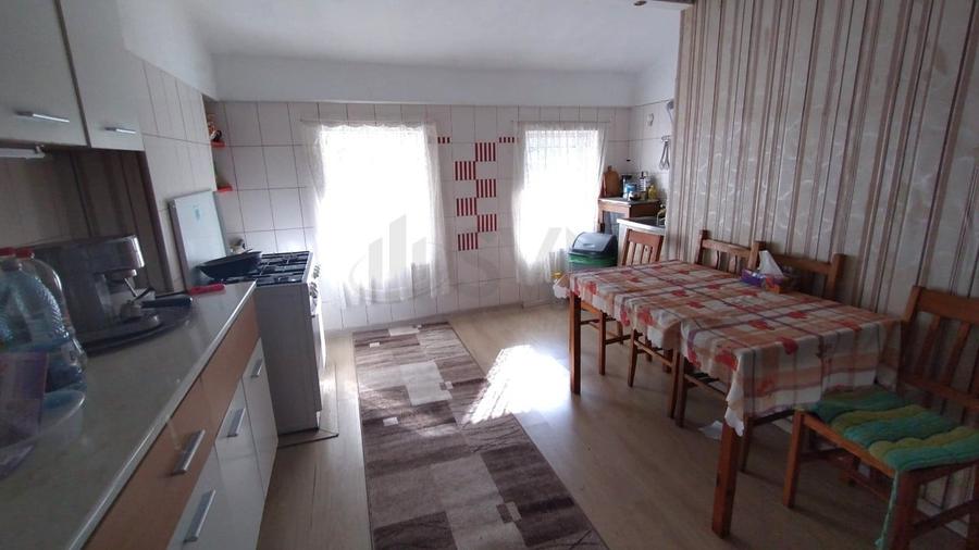Apartament cu 4 camere decomandat, mobilat în P-ța Universității