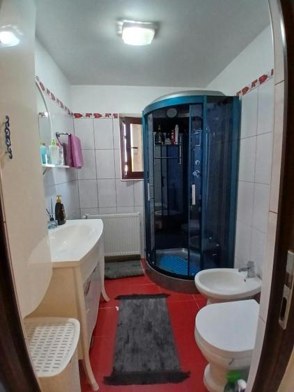 Casă individuală cu 5 camere cu Teren 2000 Mp în Exterior Nord