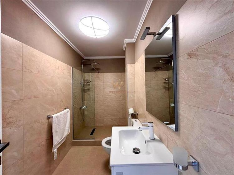 Penthouse cu 5 camere semidecomandat, mobilat în Cristian