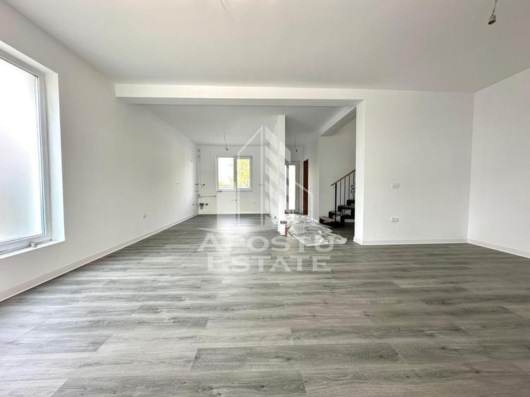 Duplex cu 4 camere cu Canalizare în Utvin