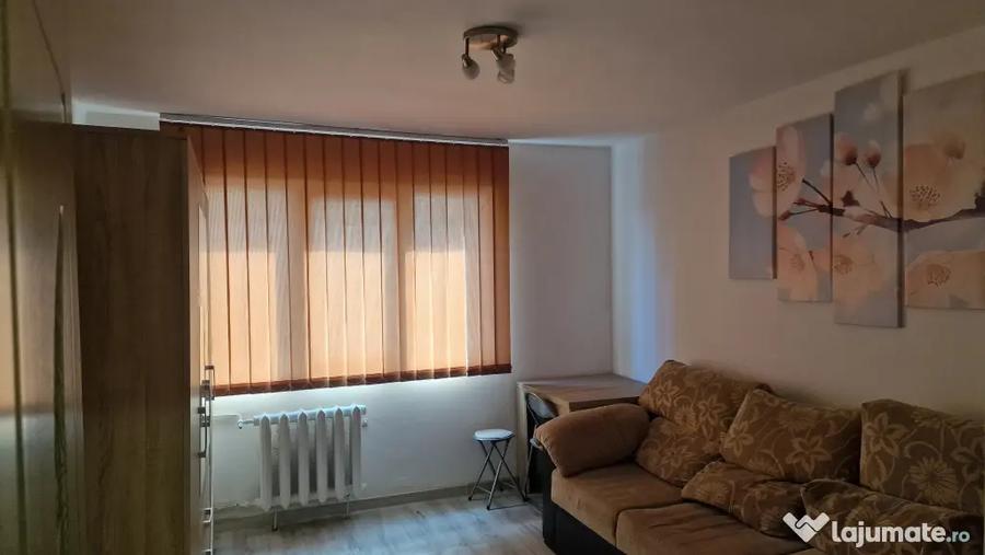 Garsonieră decomandată în UTA