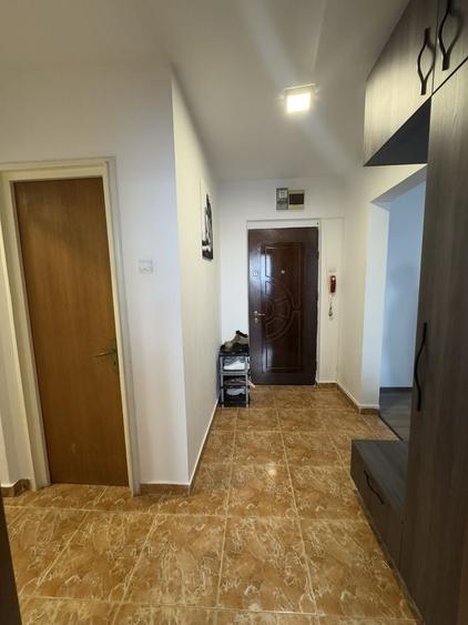 Apartament cu 3 camere semidecomandat în Drumul Taberei
