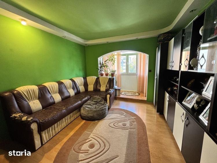 Apartament cu 3 camere semidecomandat în Craiovița Nouă