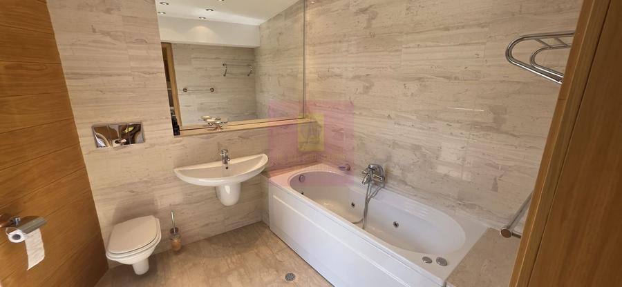 Casă individuală cu 10 camere cu Canalizare în Central