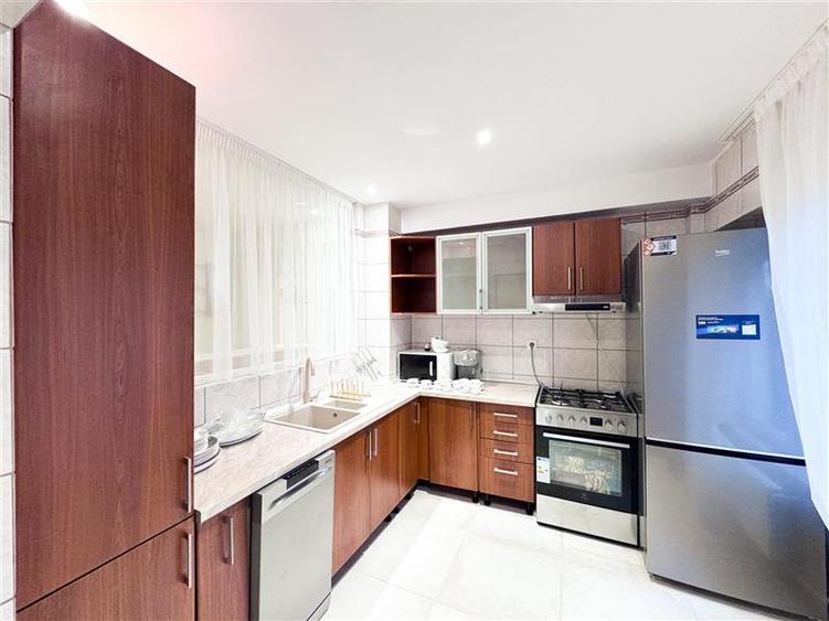 Apartament cu 3 camere semidecomandat, mobilat în Floreasca