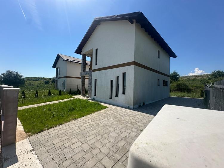 Casă individuală cu 4 camere cu Teren 300 Mp în Câmpenești