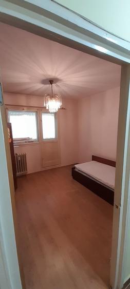 Apartament cu 4 camere semidecomandat în Iancului