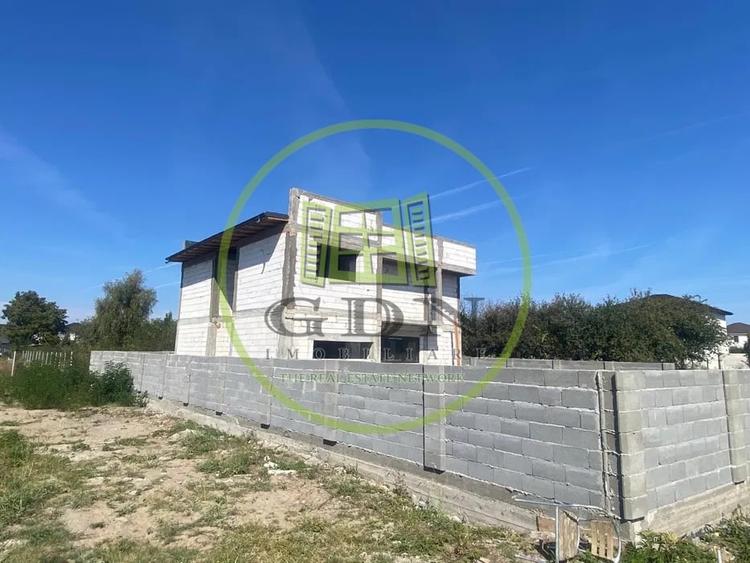 Casă individuală cu 6 camere cu Canalizare în Preajba