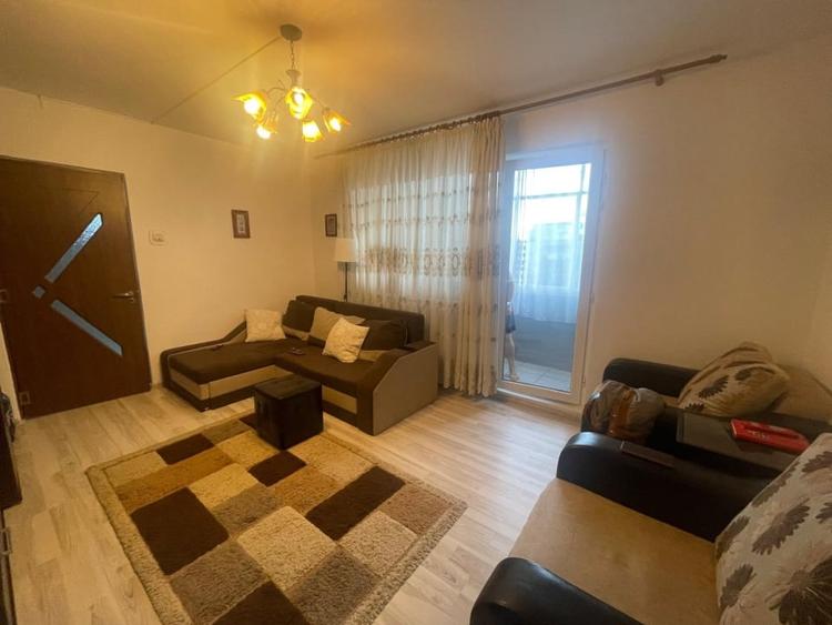 Apartament cu 3 camere semidecomandat, mobilat în Valea Rosie