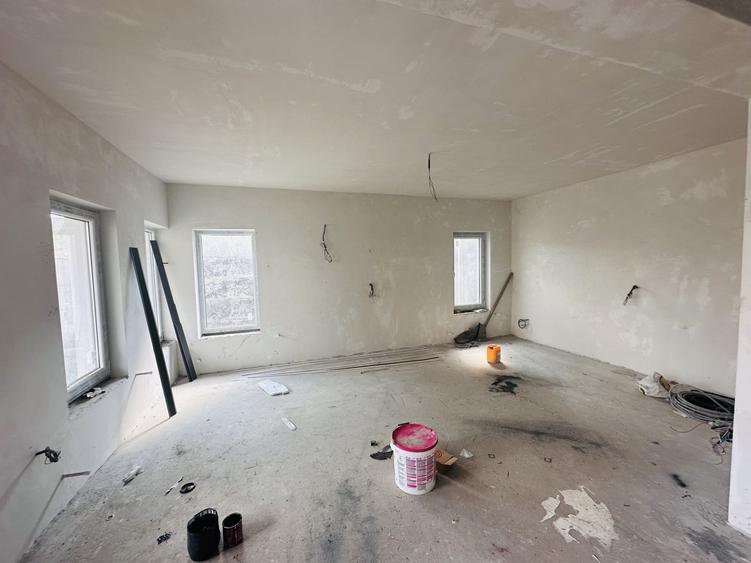 Duplex cu 5 camere cu Canalizare în Roșu