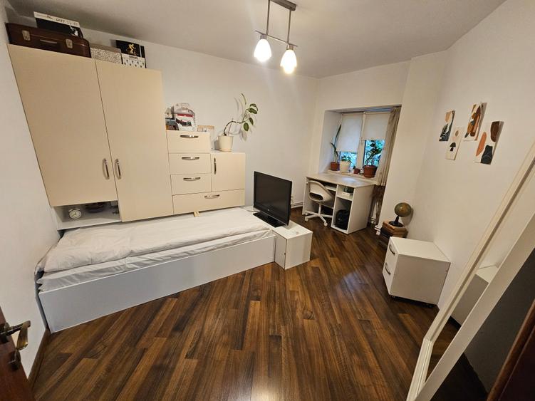 Apartament cu 3 camere semidecomandat în Drumul Sării