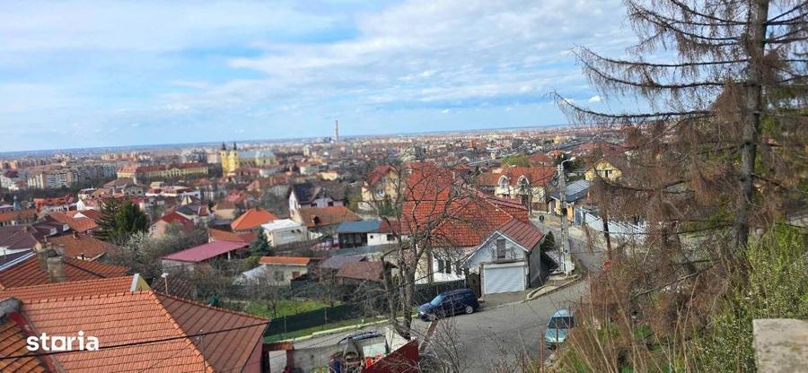 Casă cu 4 camere cu Teren 330 Mp în Central