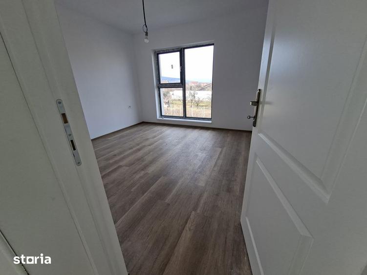 Casă cu 5 camere cu Teren 250 Mp în Micești