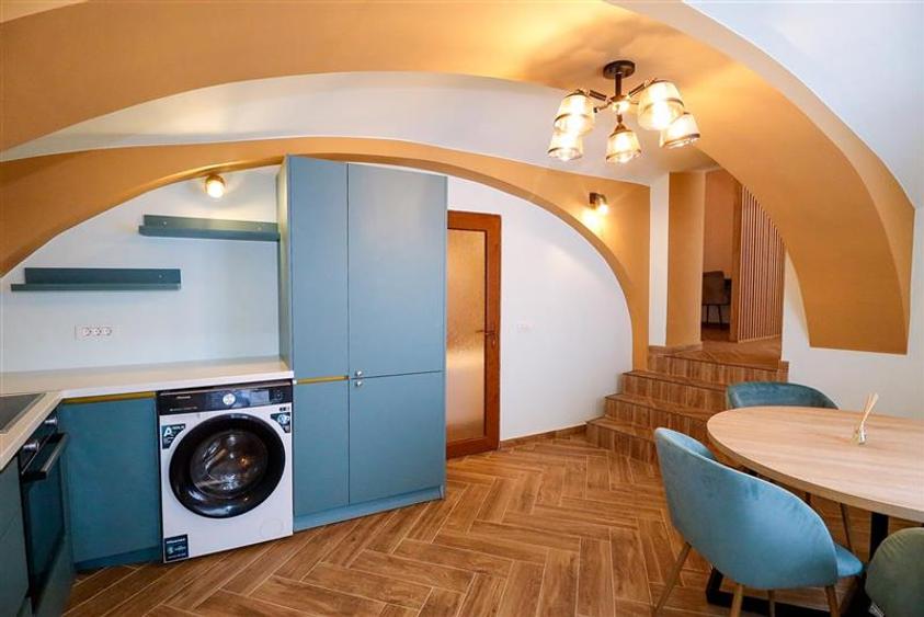 Apartament cu 3 camere nedecomandat, mobilat în Centrul Istoric