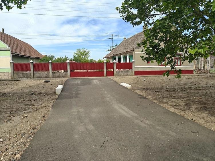 Casă cu 4 camere cu Teren 3200 Mp în Tomnatic
