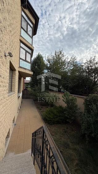 Casă individuală cu 7 camere cu Canalizare în Colentina