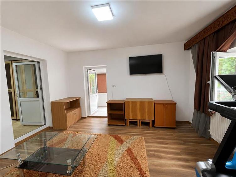 Casă individuală cu 4 camere cu Canalizare în Est