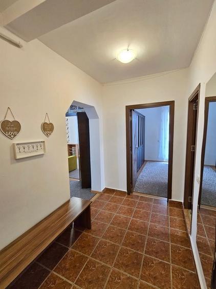 Apartament cu 3 camere semidecomandat în Florești