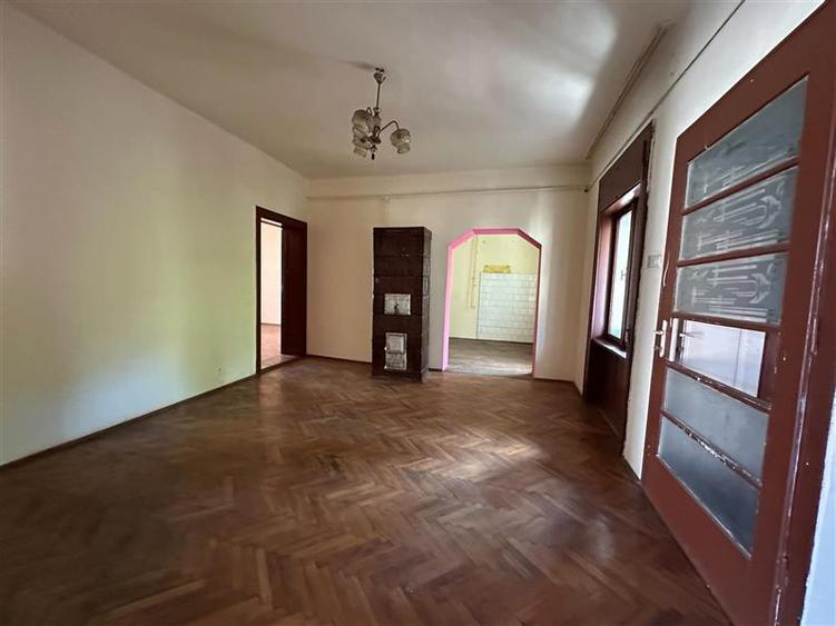 Casă individuală cu 6 camere cu Canalizare în Est
