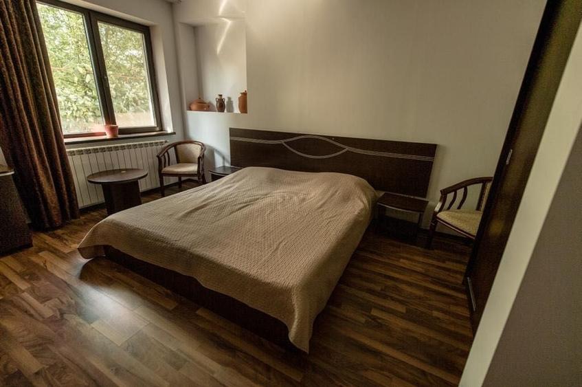 Apartament cu 8 camere decomandat în Ovidiu