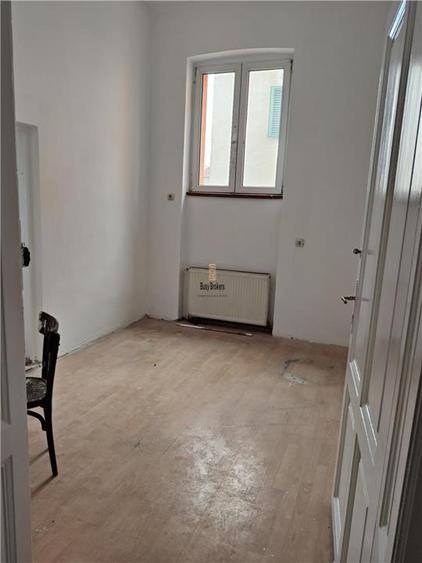 Birou, de 1,200 mp, în Central
